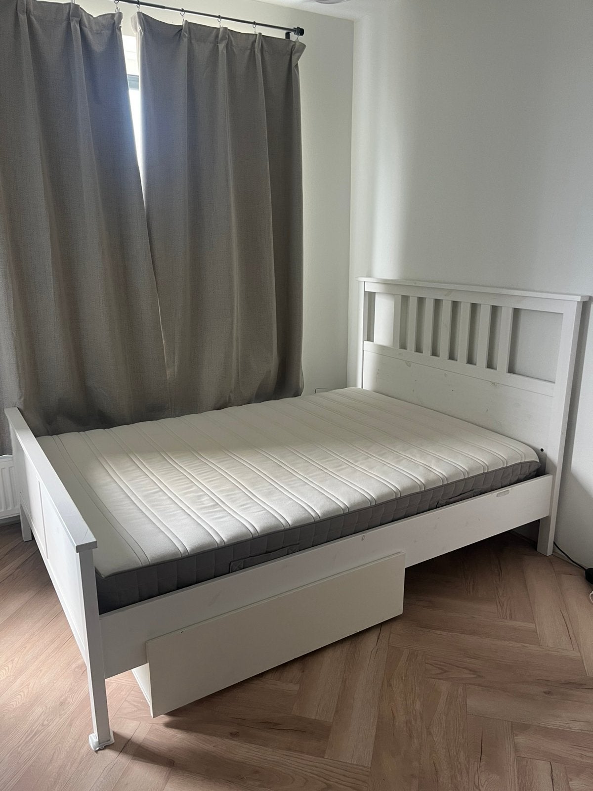 Ikea Hemnes bed 140x200 incl. lattenbodems, lade & matras, Gebruikt, Wit, Twijfelaar, Hout