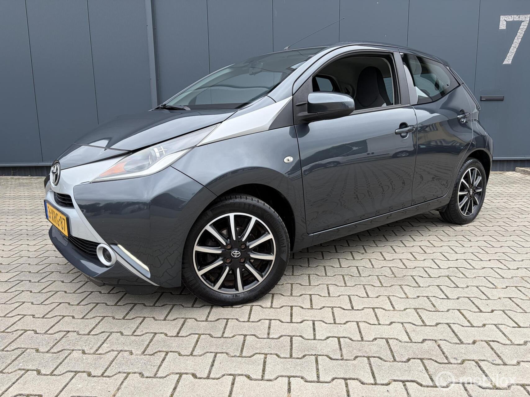 Toyota Aygo 1.0VVT-i x-play Camera Airco Navi 1ste Eigenaar, Auto's, Voorwielaandrijving, Euro 5, Stof, Gebruikt