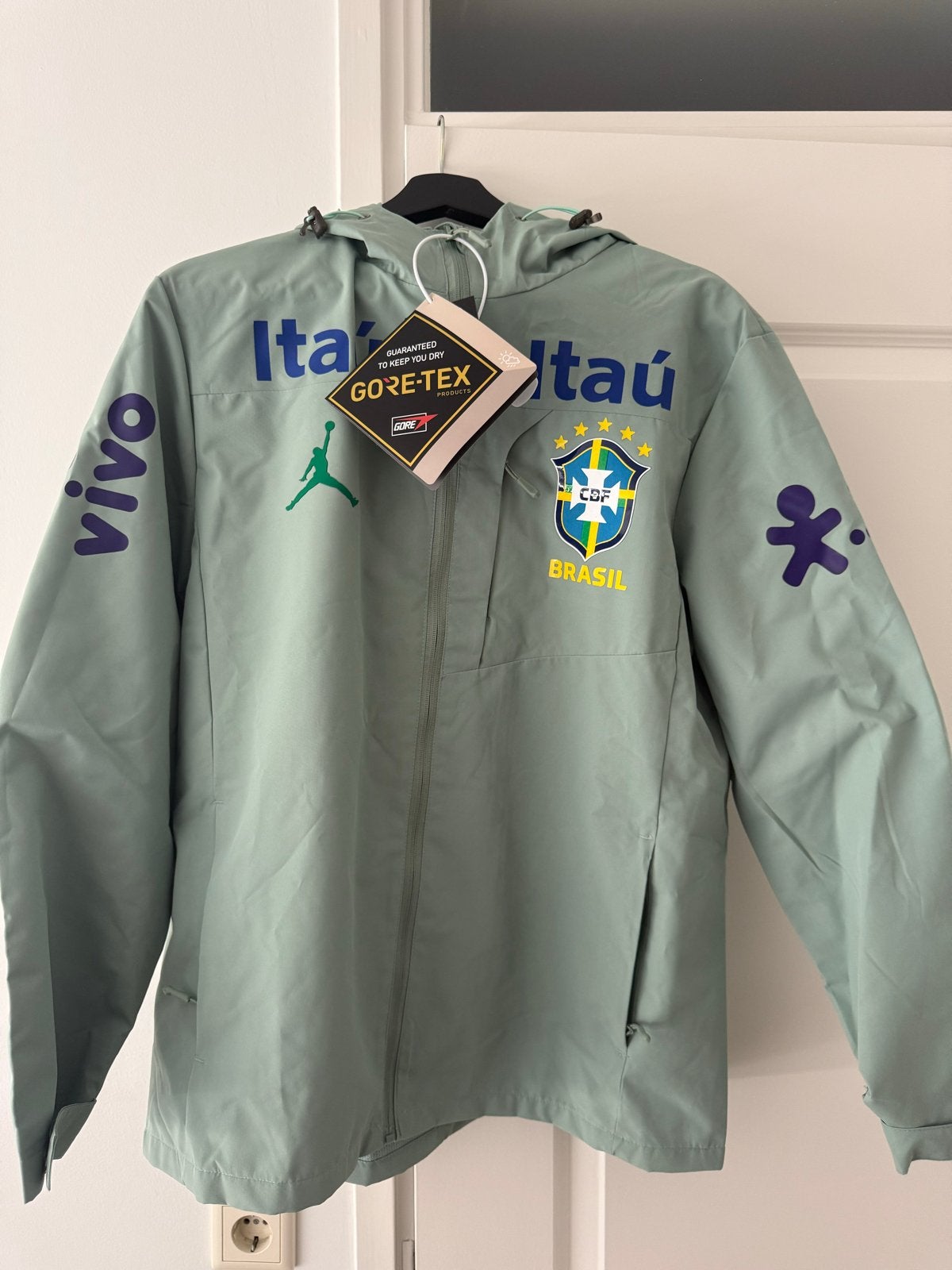 Jordan x Brazilië Gore-Tex Jas - Waterdicht & Stijlvol, Kleding | Heren, Jassen | Zomer, Ophalen of Verzenden, Nieuw, Maat 56/58 (XL)