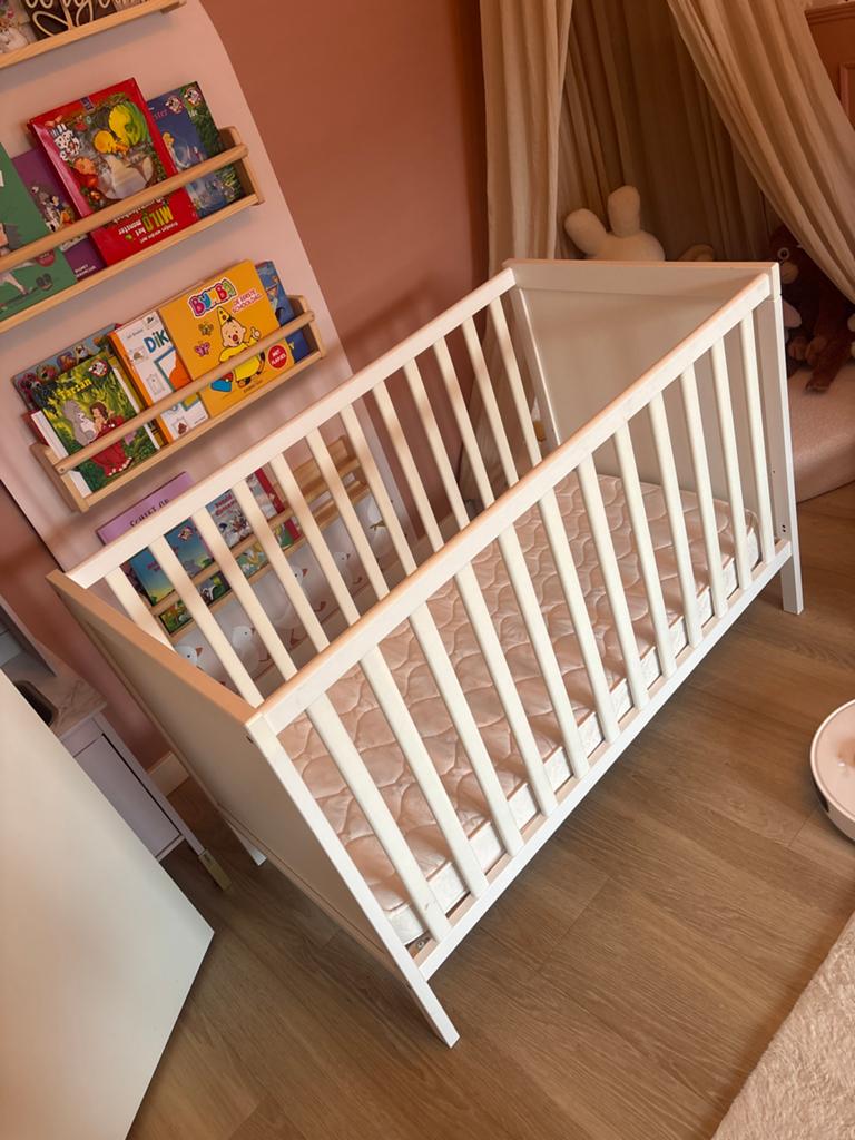 Babybedje IKEA inclusief matras, Kinderen en Baby's, Babywiegjes en Ledikanten, Ophalen, Zo goed als nieuw, Ledikant