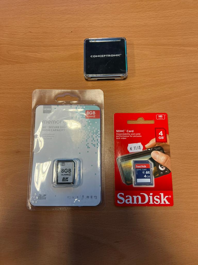 SD kaarten 2x en een kaart lezer, Ophalen of Verzenden, Zo goed als nieuw, Fotocamera