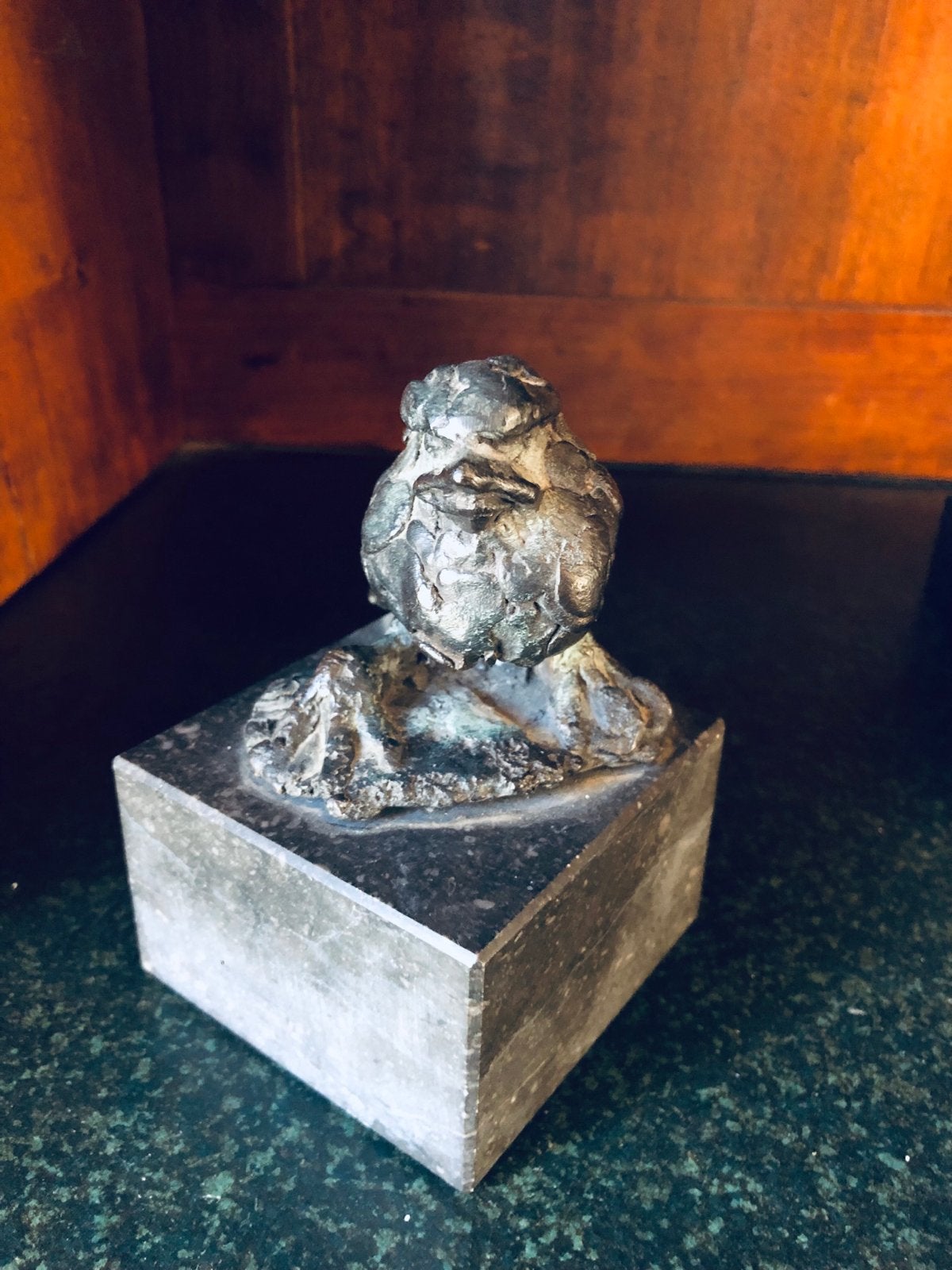 Bronzen beeldje: Jonge Merel door Vera de Haas, gesigneerd, Antiek en Kunst, Minder dan 20 cm, Ophalen of Verzenden, Brons, Gemerkt