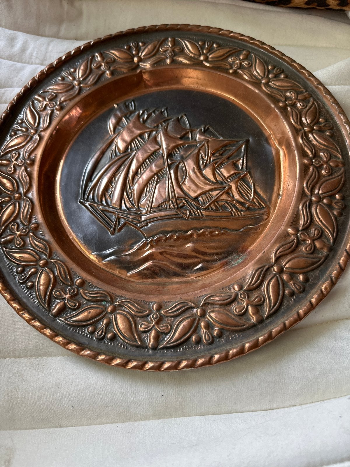 Koperen wanddecoratie met zeilschip reliëf, Ophalen