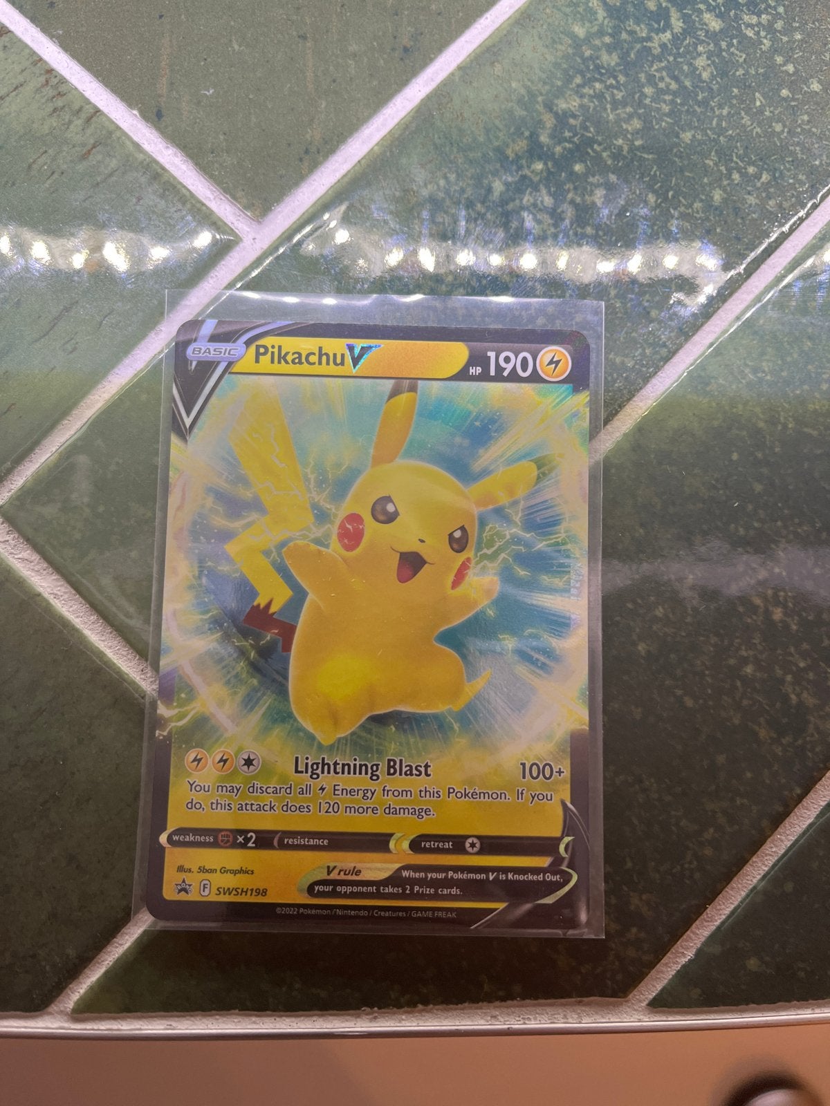 Pikachu V SWSH198 Promo Pokémon Kaart, Ophalen of Verzenden, Zo goed als nieuw, Losse kaart, Foil