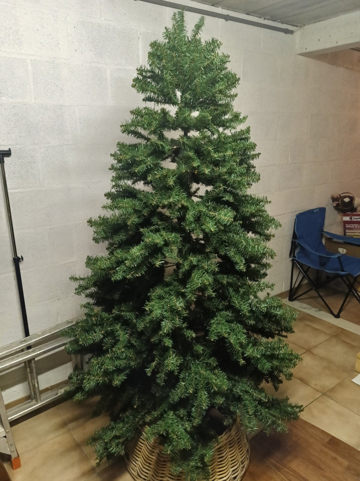 kerstboom met rieten mand er rond, Ophalen, Zo goed als nieuw
