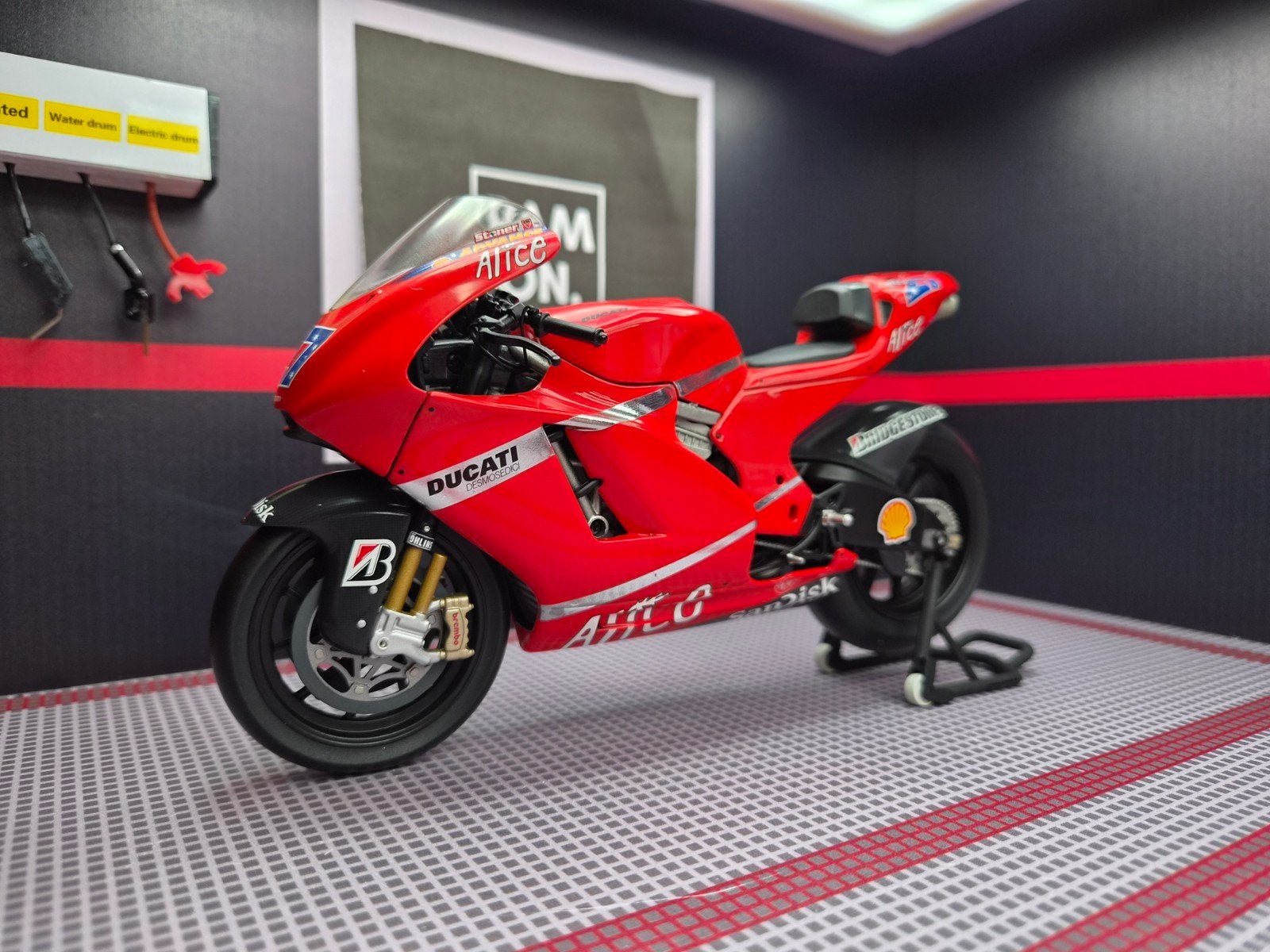 1/12 2007 Casey Stoner Ducati Desmo16 GP7 Ducati Marlboro, Ophalen of Verzenden, Zo goed als nieuw, 1:9 t/m 1:12, Motor