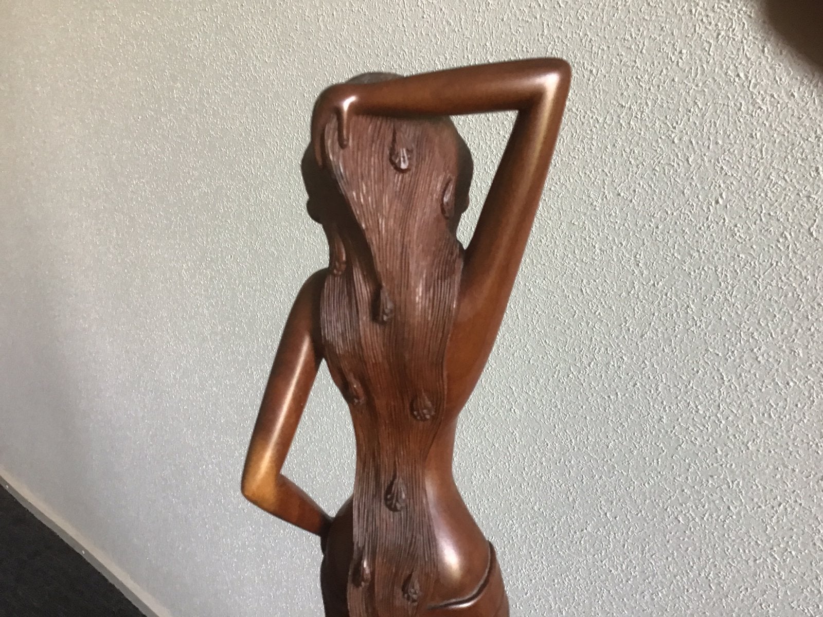 Djatihouten beeld van een Indonesische vrouw, Antiek en Kunst, Kunst | Beelden en Houtsnijwerken, Ophalen, 50 - 100 cm, Hout, Bruin