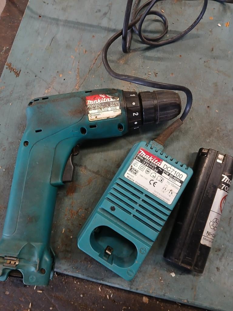 Makita Accuboormachine met lader en accu, Gebruikt, Variabele snelheid, Ophalen of Verzenden, Boor- en Schroefmachine