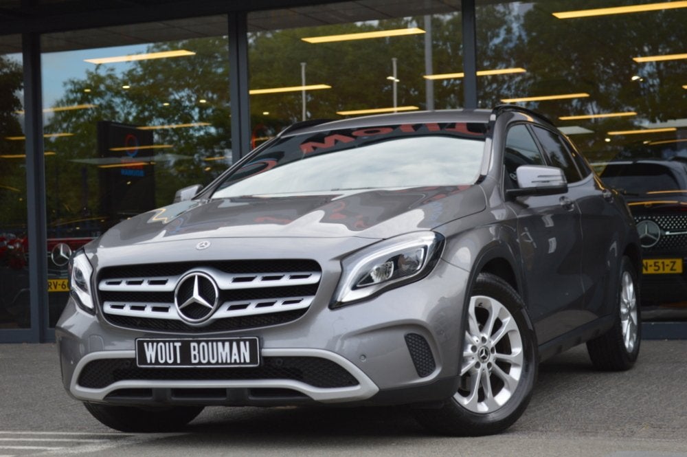 Mercedes-Benz GLA 180 Led Navi Camera Pdc (bj 2017), Auto's, Voorwielaandrijving, Gebruikt, 4 cilinders, Leder en Stof