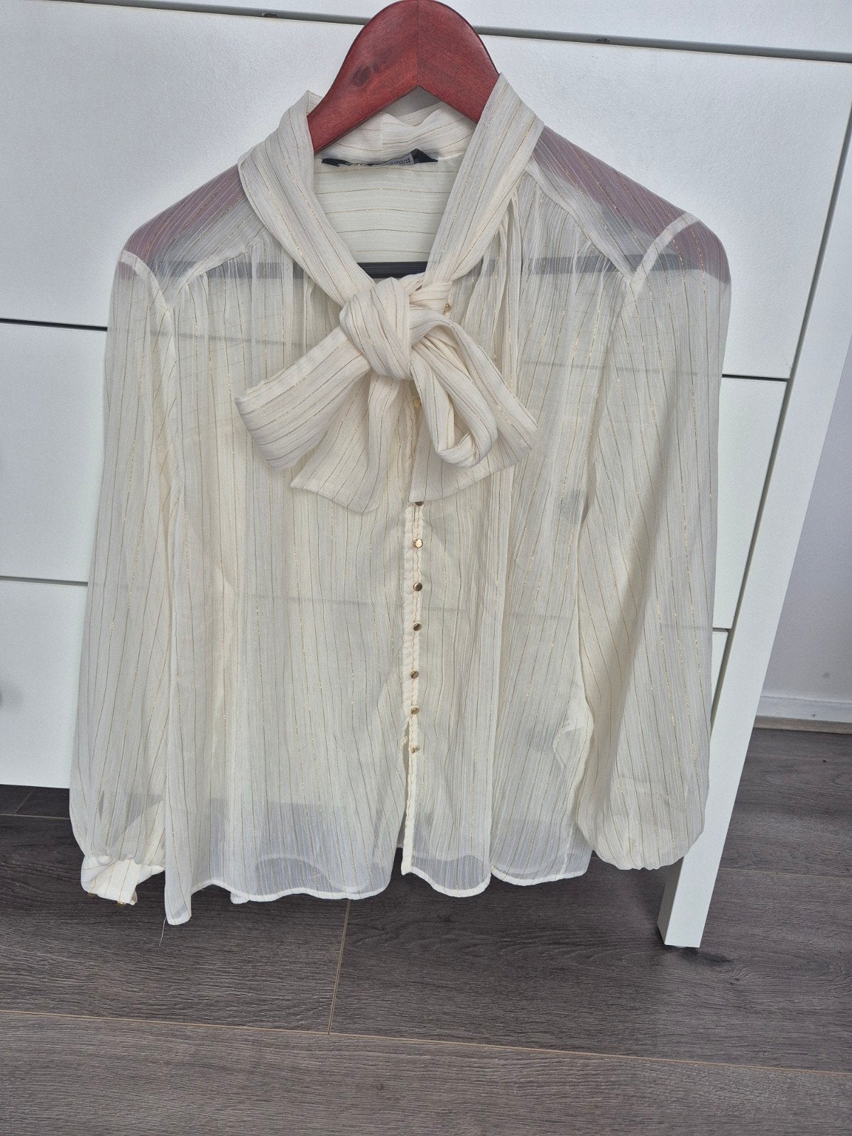 Zara Blouse met Strik kraag & Gouden Draad (Maat M) – Ecru, Maat 38/40 (M), Ophalen of Verzenden, Zo goed als nieuw, Wit