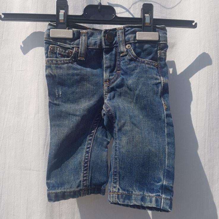 Blauw spijkerbroekje. mt 62. Merk Tommy Hilfiger, Broekje, ., Ophalen of Verzenden, Zo goed als nieuw