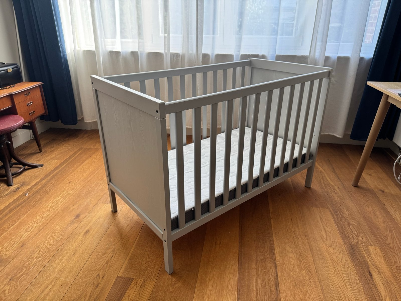 IKEA Sundvik ledikant (grijs) met Himlavalv matras (2023), Ophalen, Gebruikt, Ledikant