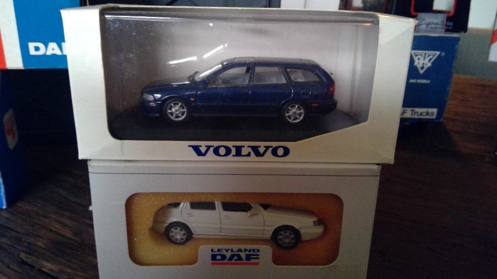 Volvo V40 blauw (OVP dealerdoos) en Volvo 440 wit, Hobby en Vrije tijd, Modelauto's | 1:43, Zo goed als nieuw, Auto, Overige merken