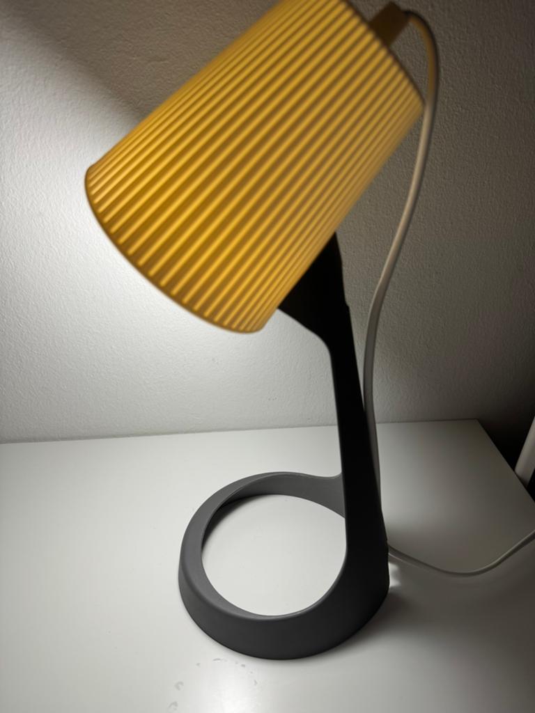 DESK LAMP - Moderne tafellamp met geel geribbeld kapje, Ophalen of Verzenden, Zo goed als nieuw, Kunststof, 50 tot 75 cm