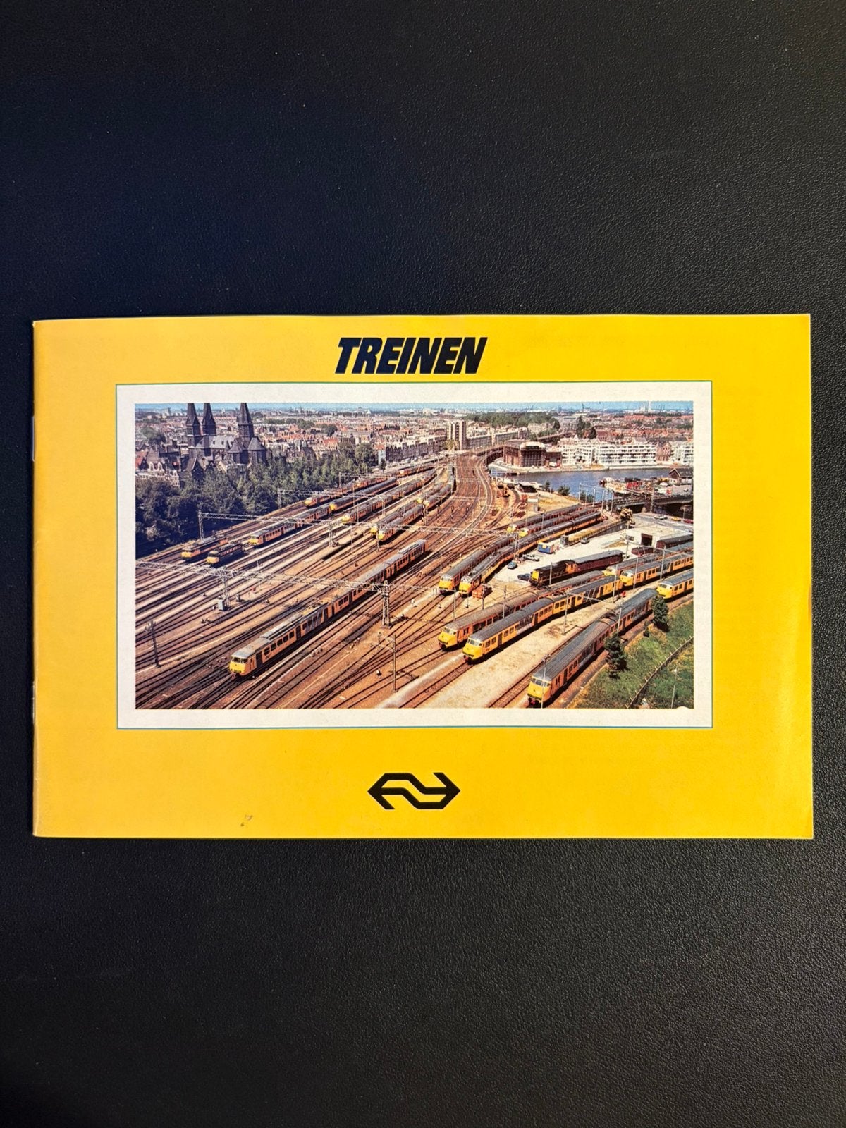 Brochure NS ‘Treinen’ (1982), Verzamelen, Spoorwegen en Tramwegen, Ophalen of Verzenden, Zo goed als nieuw, Trein, Boek of Tijdschrift