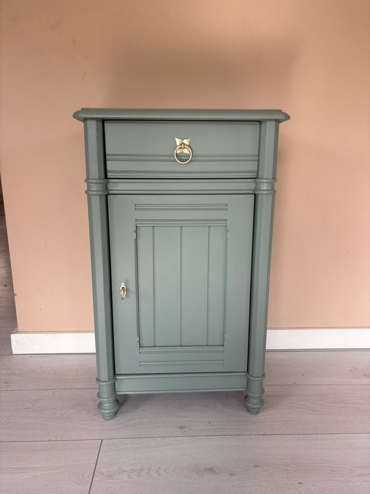 Urban Green gerestyled nachtkastje / bijzetkastje met lade, Ophalen, 1 of 2 laden, 50 tot 100 cm, Zo goed als nieuw