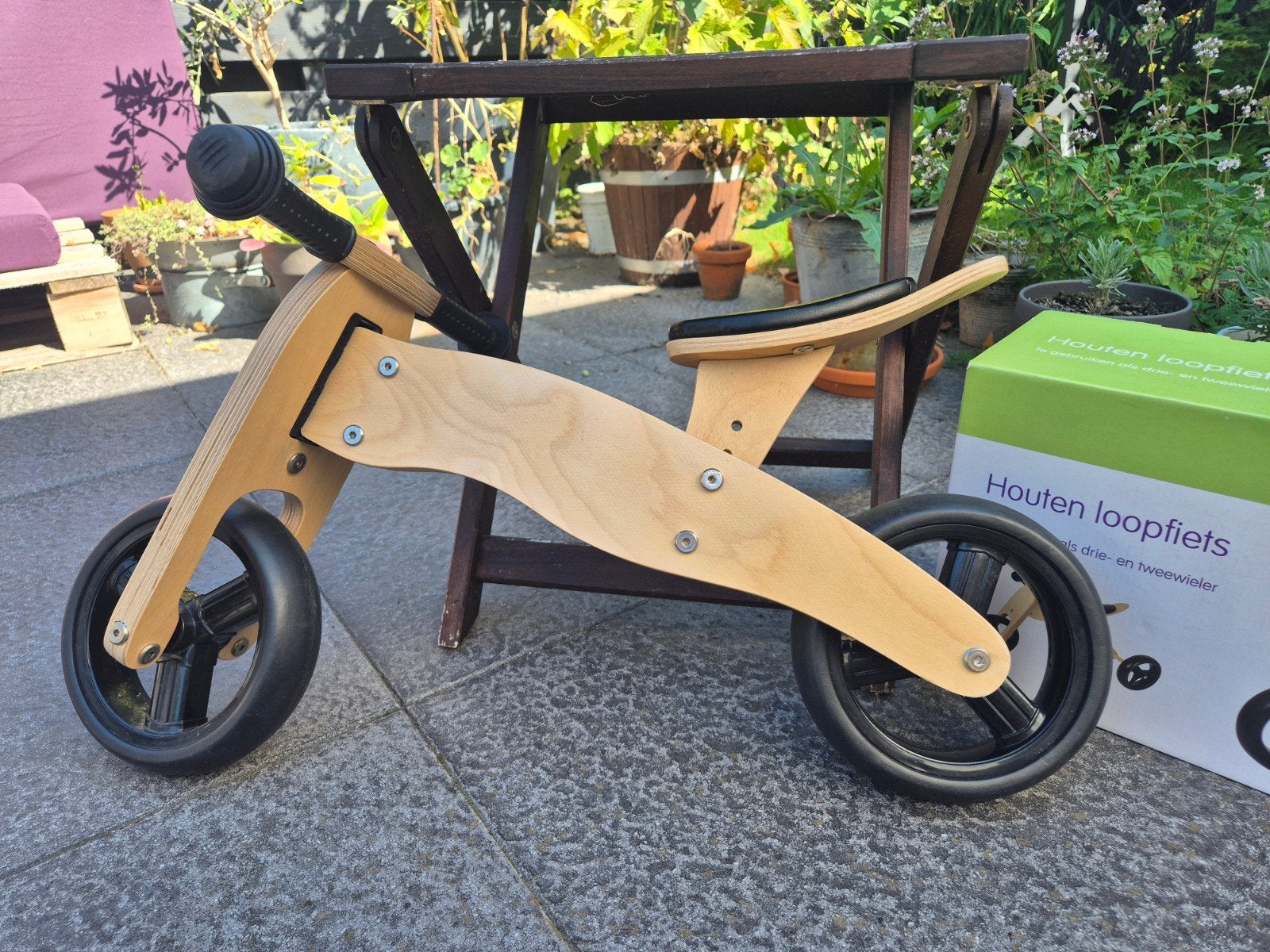 Houten loopfiets te gebruiken als drie- en tweewieler, Ophalen, Loopfiets