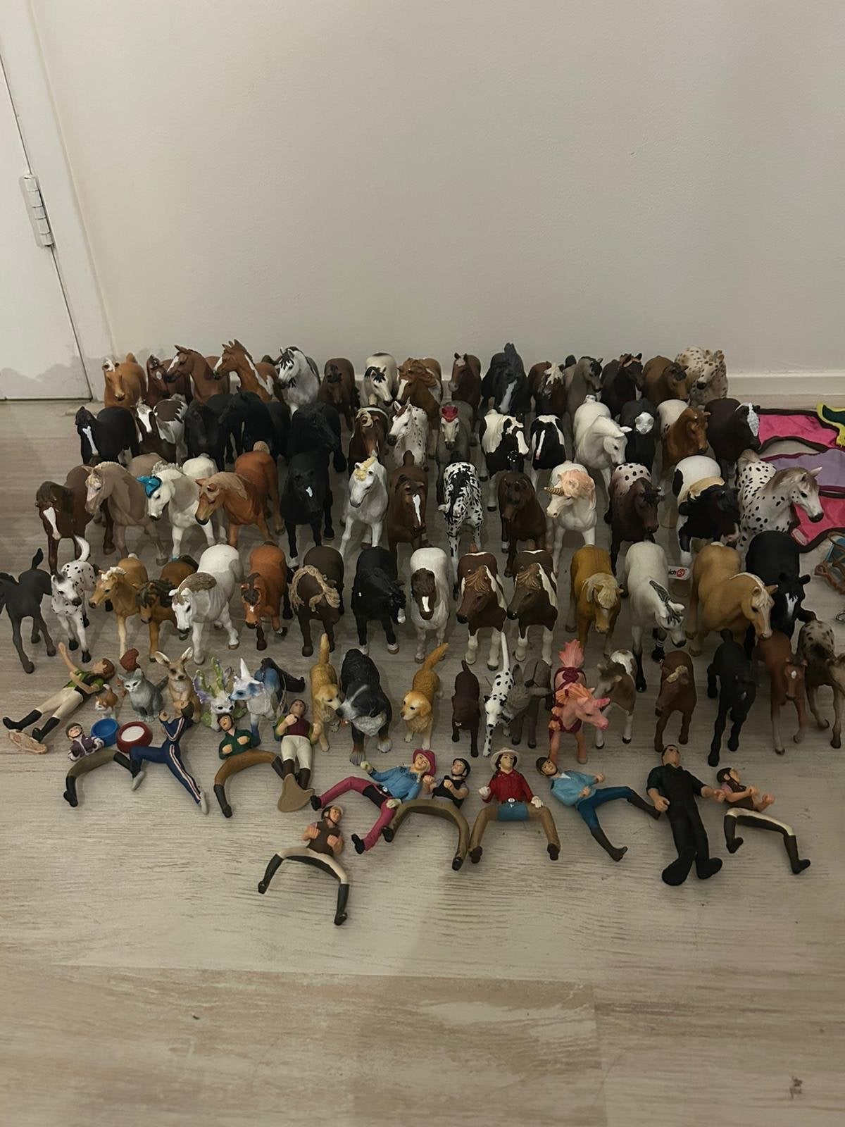 Grote Schleich collectie: 61 paarden, 2 stallen en acces, Ophalen, Nieuw
