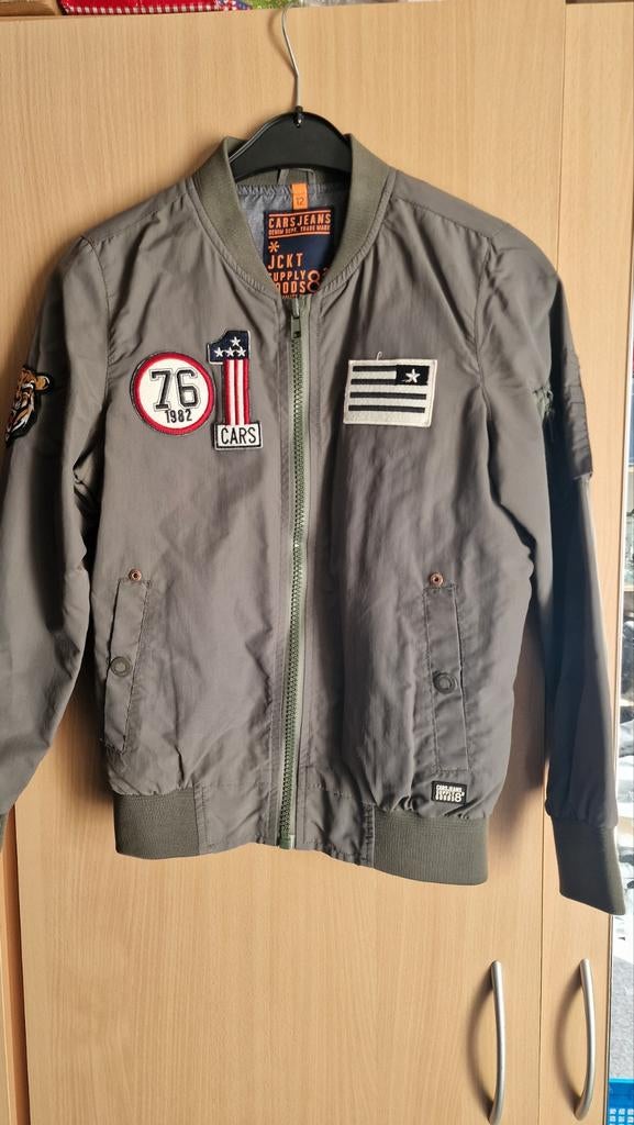 Stoere Cars Jeans bomberjack maat 12 met patches, Ophalen, Zo goed als nieuw, Cars Jeans, Jongen