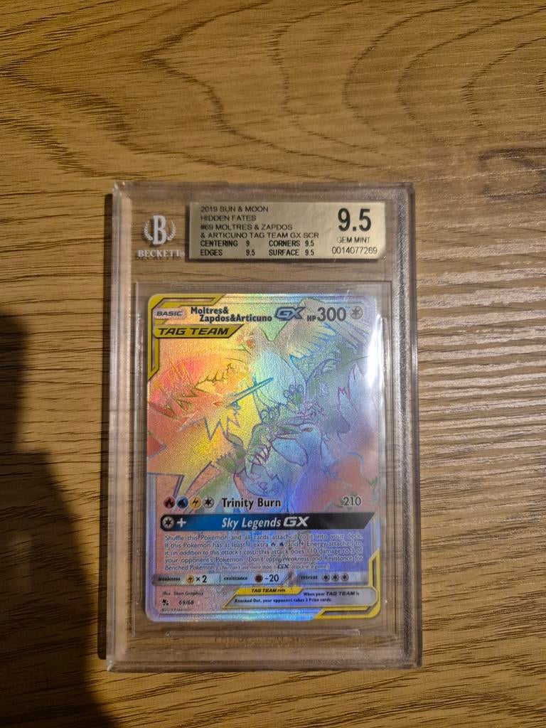 Moltres Zapdos & Articuno GX Tag Team Beckett 9.5, Ophalen of Verzenden, Zo goed als nieuw, Losse kaart
