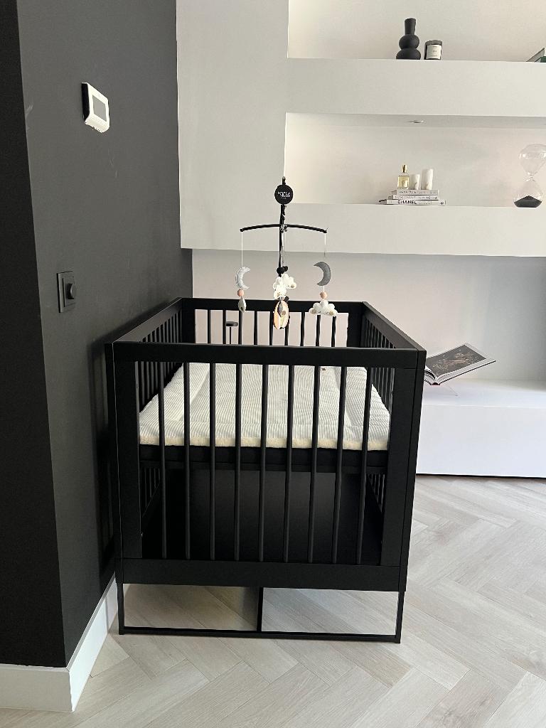 Kidsmill zwarte box 85 x 105cm incl. boxkleed & muziekmobiel, Ophalen, Zo goed als nieuw, Rechthoekig, In hoogte verstelbaar