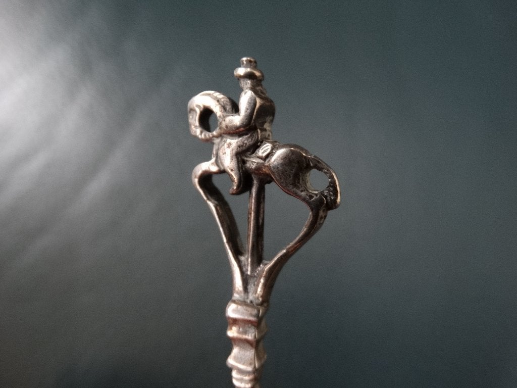 Zilveren pijpwroeter met man te paard, Antiek en Kunst, Ophalen of Verzenden, Zilver
