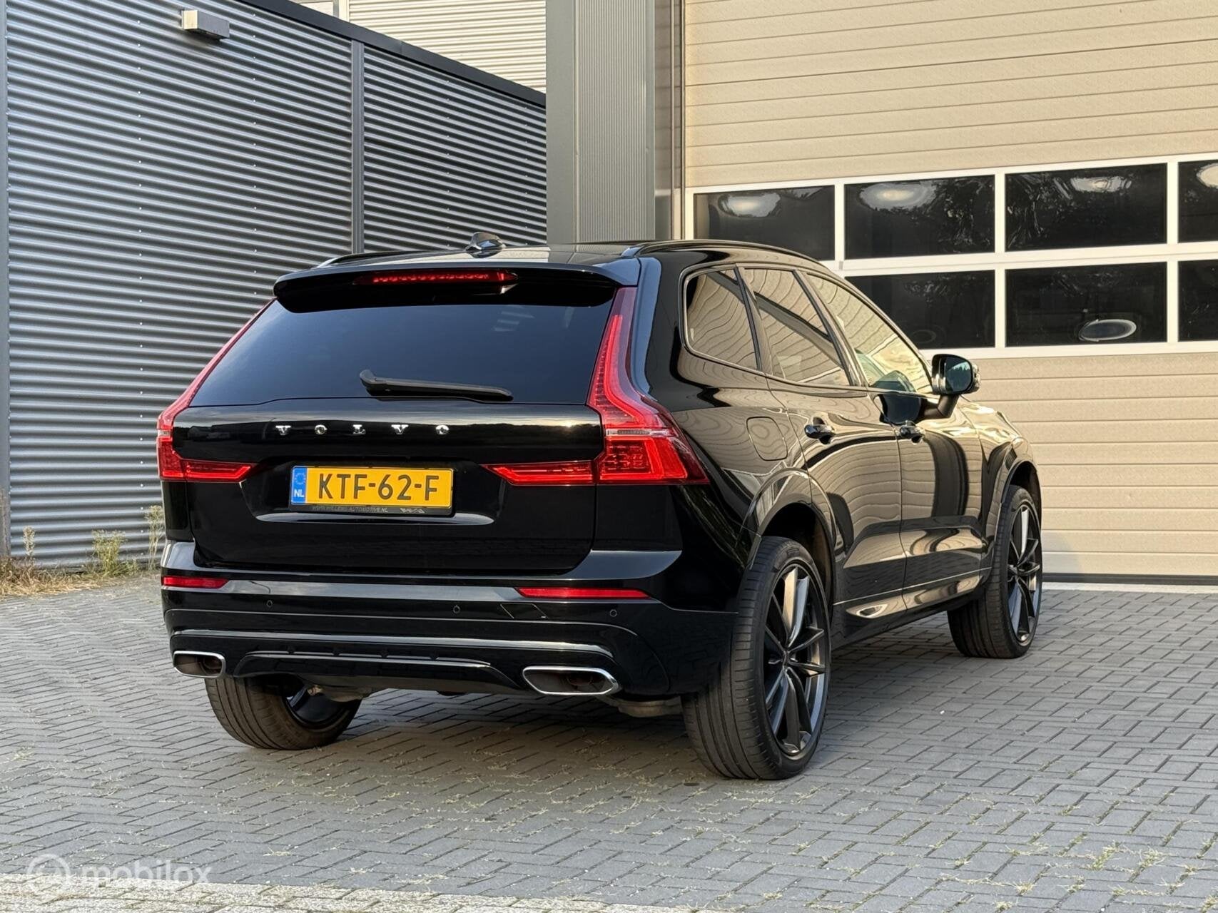 Volvo XC60 2.0 Recharge T8 AWD R-Design Pano|Luchtv|H&K|21', Auto's, Automaat, Adaptive Cruise Control, Zwart, Zwart