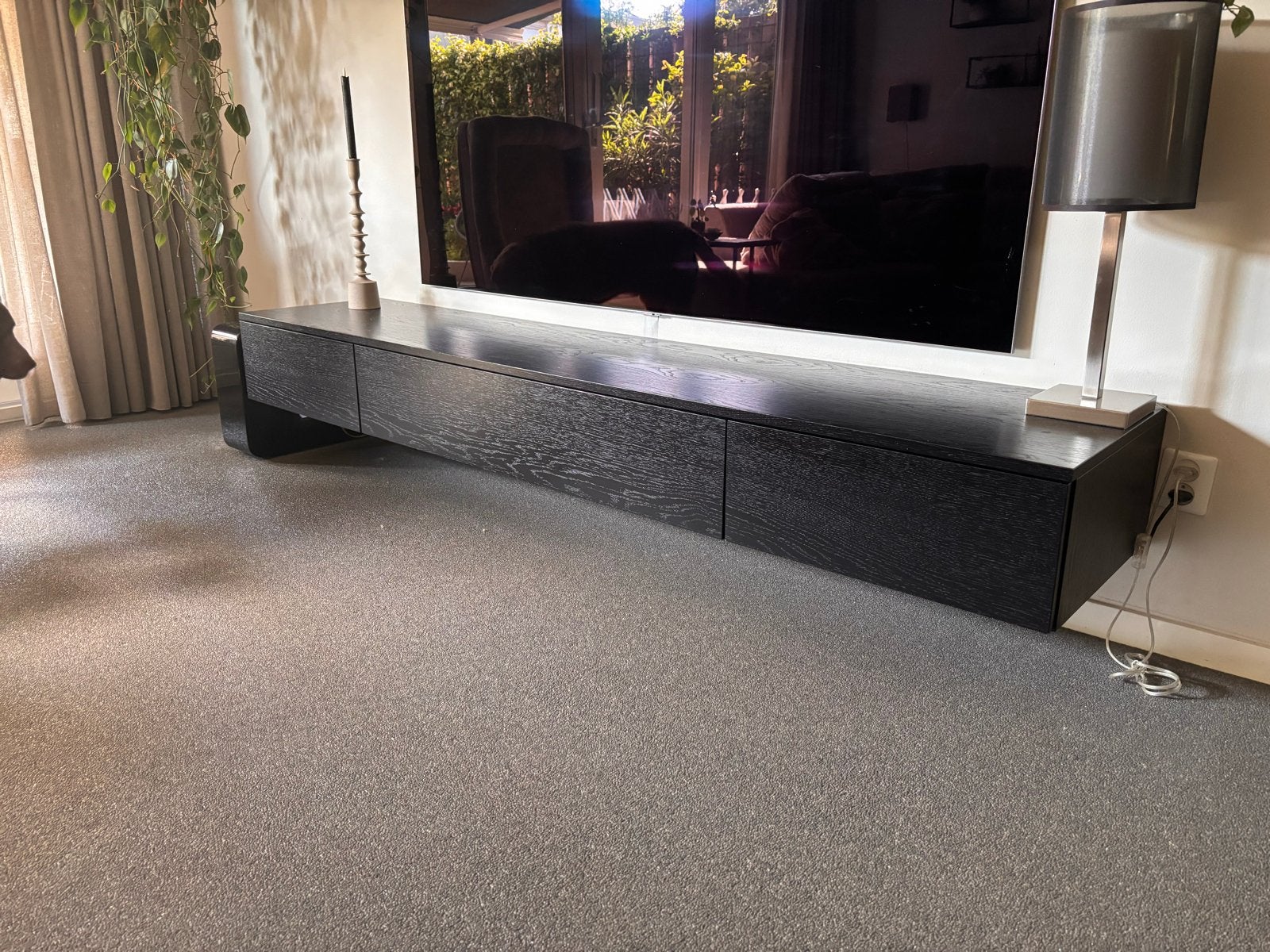 Zwart zwevend tv-meubel met lichte houtnerf, Huis en Inrichting, Kasten | Televisiemeubels, Ophalen, Gebruikt, 200 cm of meer