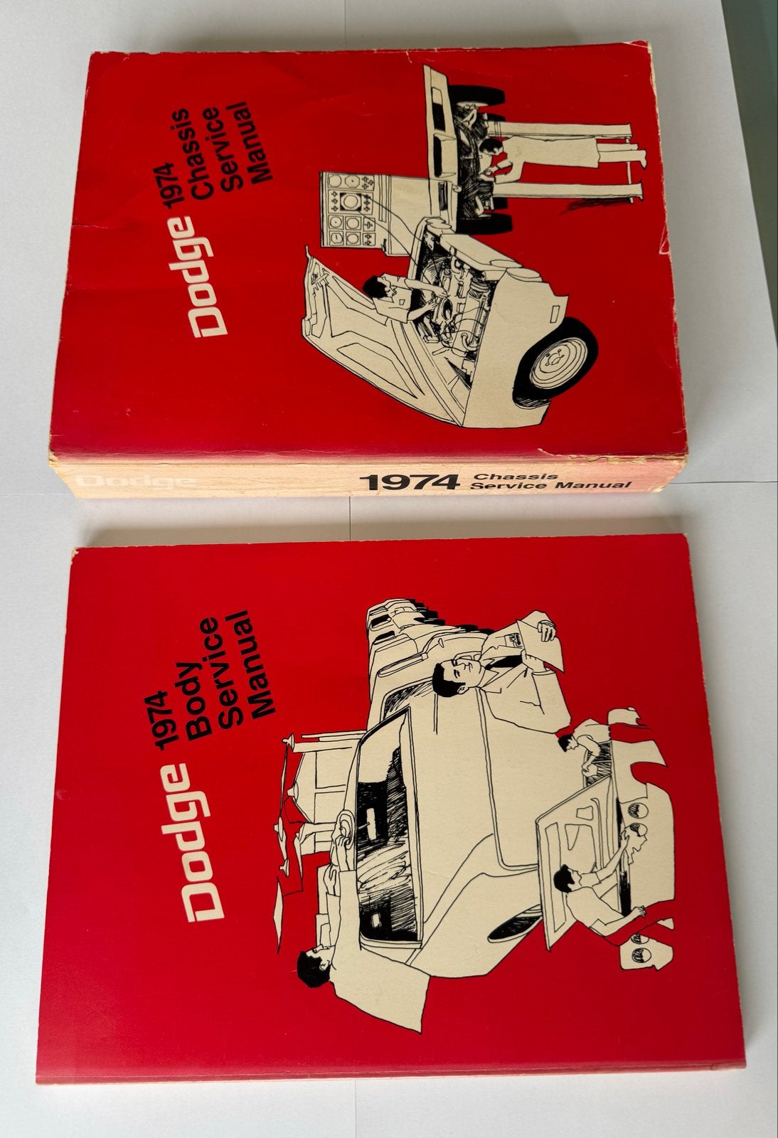 Dodge 1974 Chassis & Body Service Manuals - Set van 2, Ophalen of Verzenden, Gelezen, Overige merken
