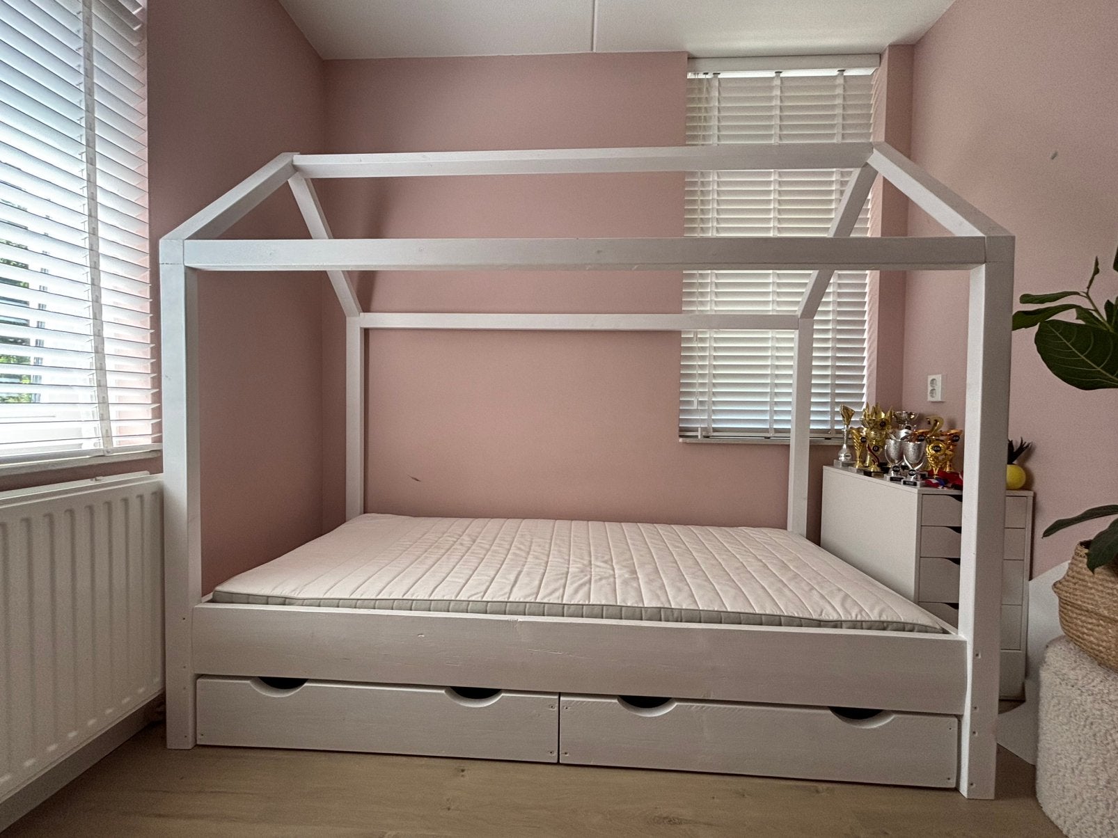 Wit bedhuisje inclusief matras in zeer nette staat, Ophalen, 85 tot 100 cm, Zo goed als nieuw, Matras