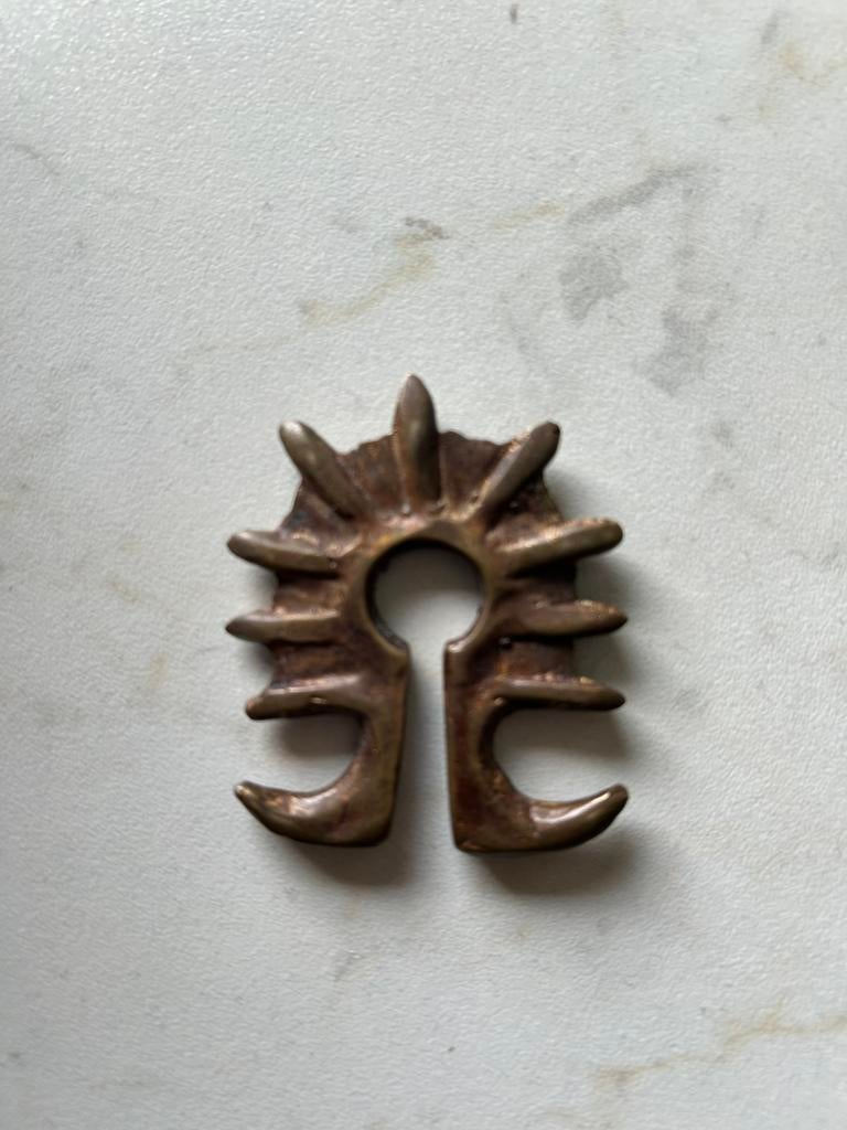 Oude bronzen Mamuli pendant, Sumba eiland, Indonesie. Tribal, Ophalen of Verzenden
