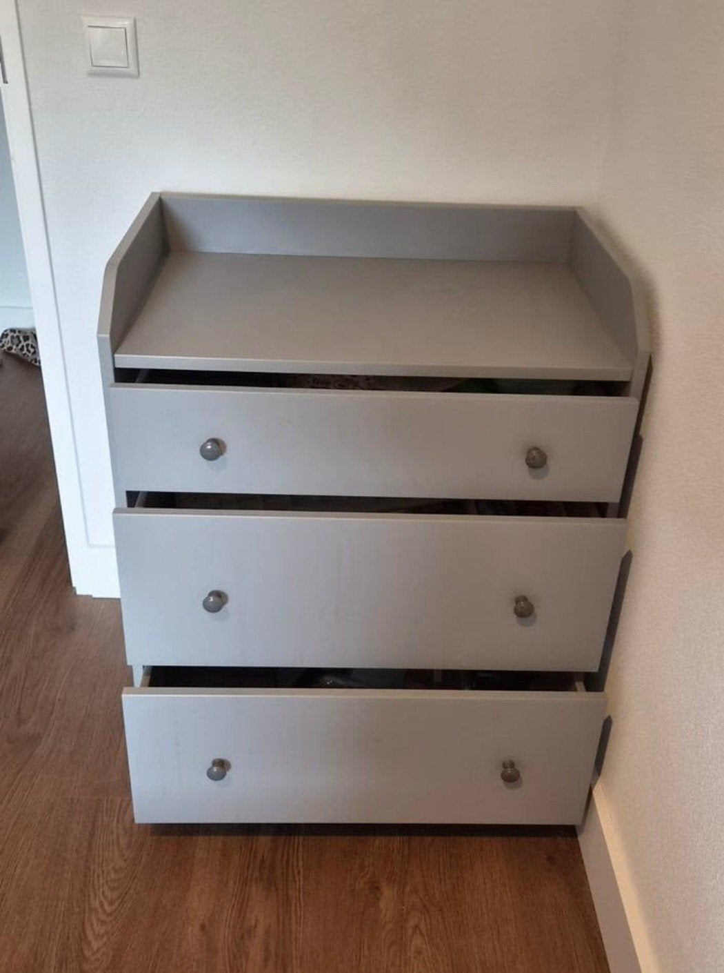 Grijze Ikea commode, Ophalen, 50 tot 100 cm, Zo goed als nieuw, 3 of 4 laden