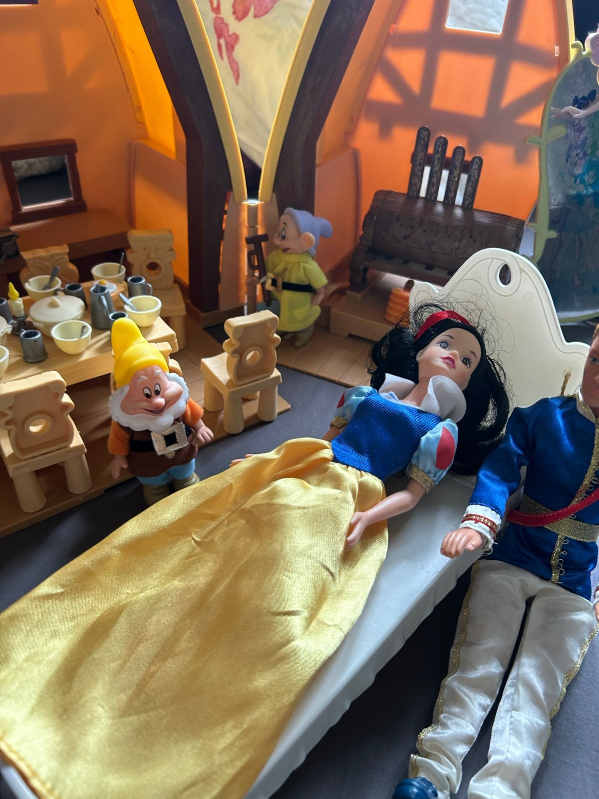 Foto 18 van Compleet Disney Sneeuwwitje huis met poppen en accessoires