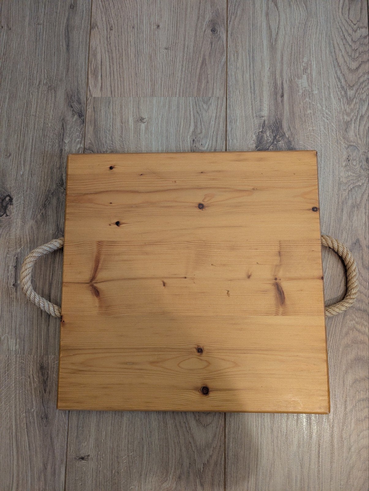 Houten borrelplank / serveerplank met touw handvatten, Ophalen of Verzenden, Zo goed als nieuw, Natuurlijk materiaal