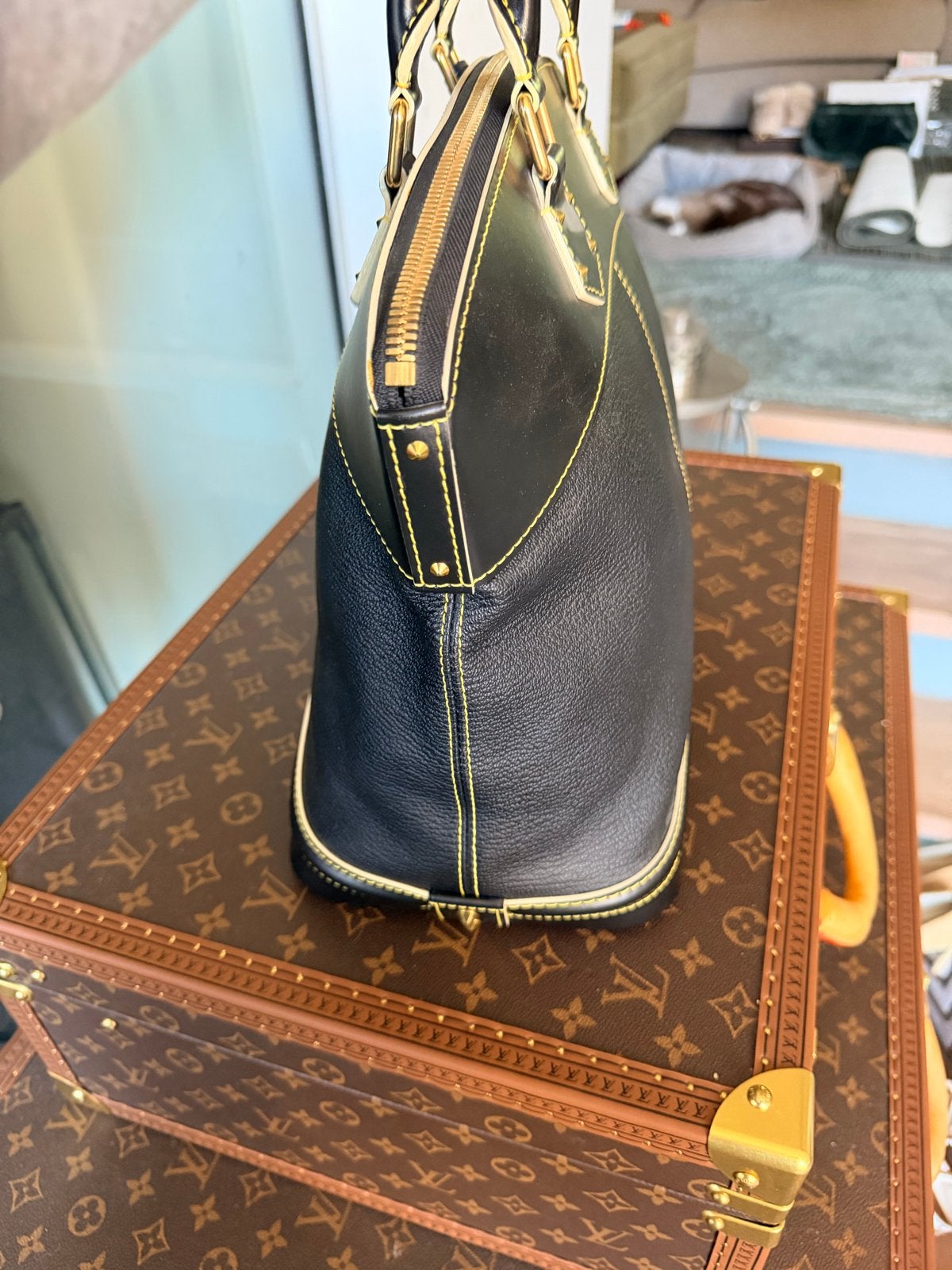 Foto 9 van Louis Vuitton Suhali Lockit Handtas Zwart