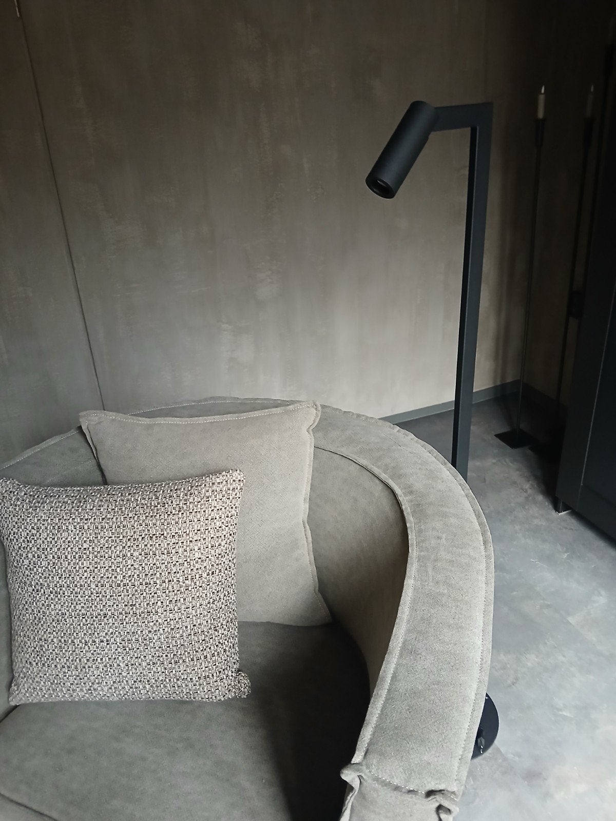 Zwarte vloerlamp, Huis en Inrichting, Lampen | Vloerlampen, Ophalen, 100 tot 150 cm, Nieuw, E27 (groot)