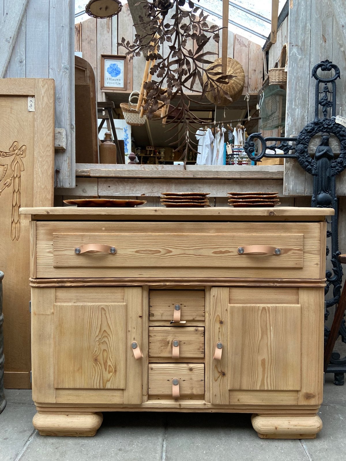 Stoer landelijk oud grenen commode kast
