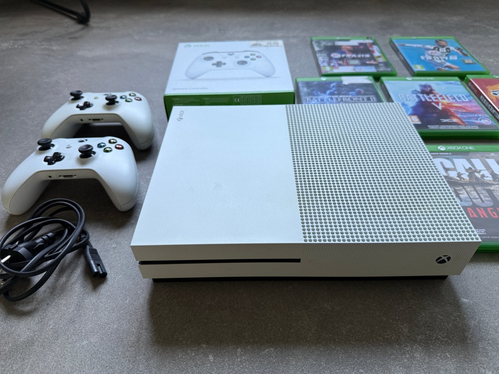 Xbox One S 500GB met 2 controllers en 7 games, Spelcomputers en Games, Spelcomputers | Xbox One, Zo goed als nieuw, Xbox One S