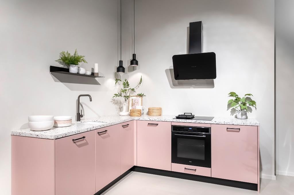 Moderne hoekkeuken roze | Showroomkeuken met apparatuur, Ophalen, Overige kleuren, Hoekkeuken, Nieuw
