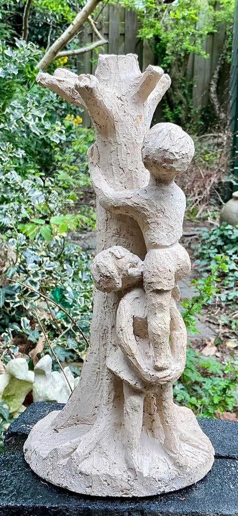 Witte klei sculptuur. Meisje, jongetje, boom. Gesigneerd, Ophalen of Verzenden