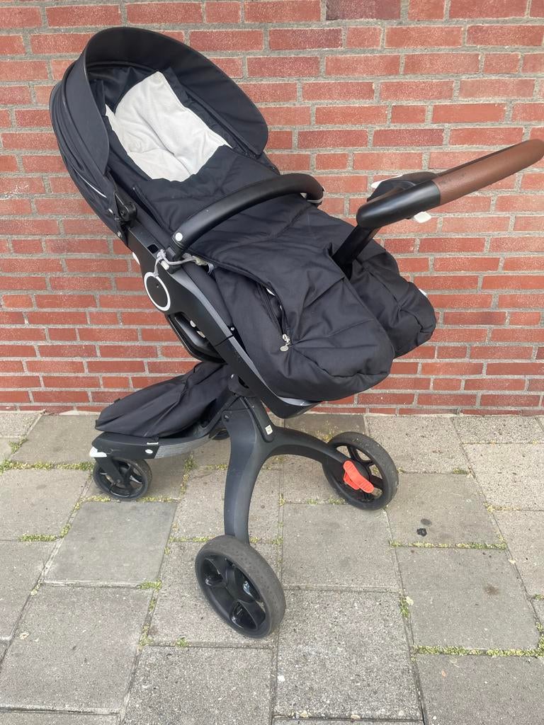 Stokke Xplory V6 Kinderwagen - Zwart met bruin handvat, Ophalen of Verzenden, Zo goed als nieuw