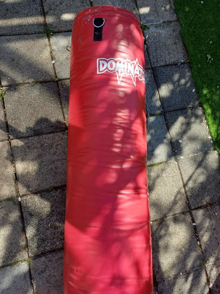 Rode bokszak om op te hangen - Dominator, Sport en Fitness, Ophalen of Verzenden, Gebruikt, Bokszak