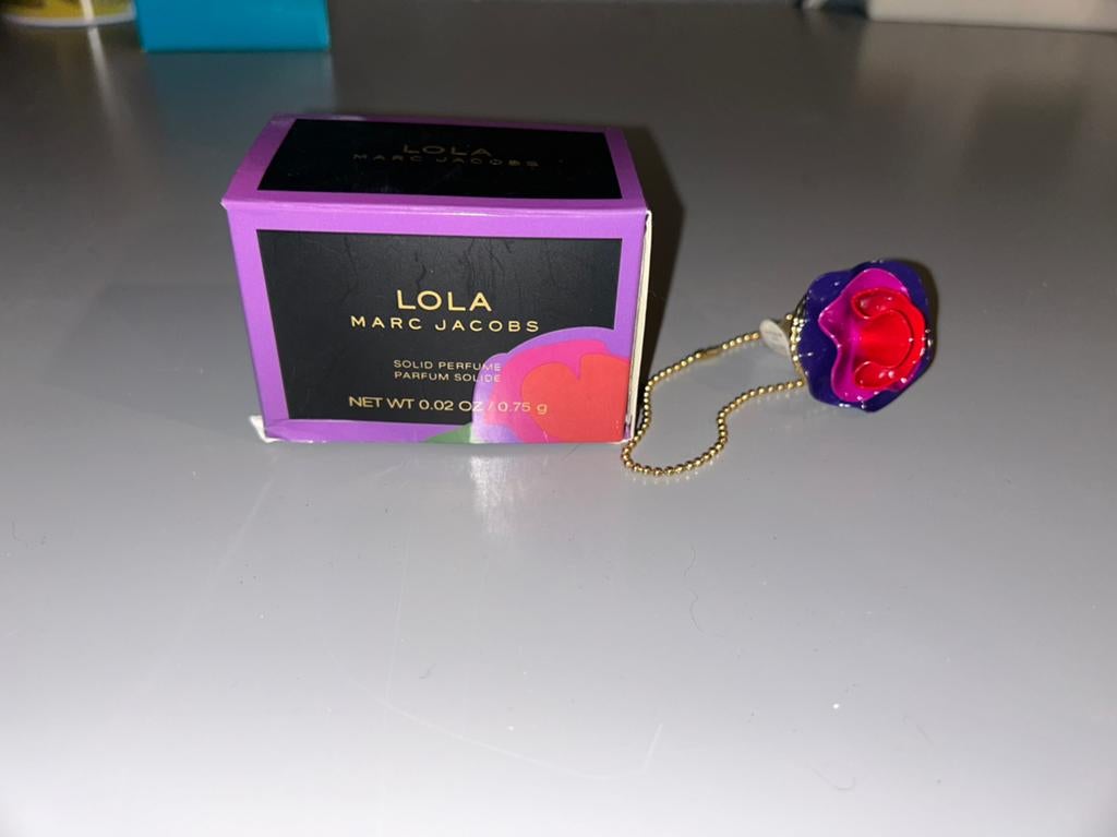Marc Jacobs Lola Solid Parfum Ring - Nieuw in Doos, Sieraden, Tassen en Uiterlijk, Uiterlijk | Parfum, Ophalen of Verzenden, Nieuw