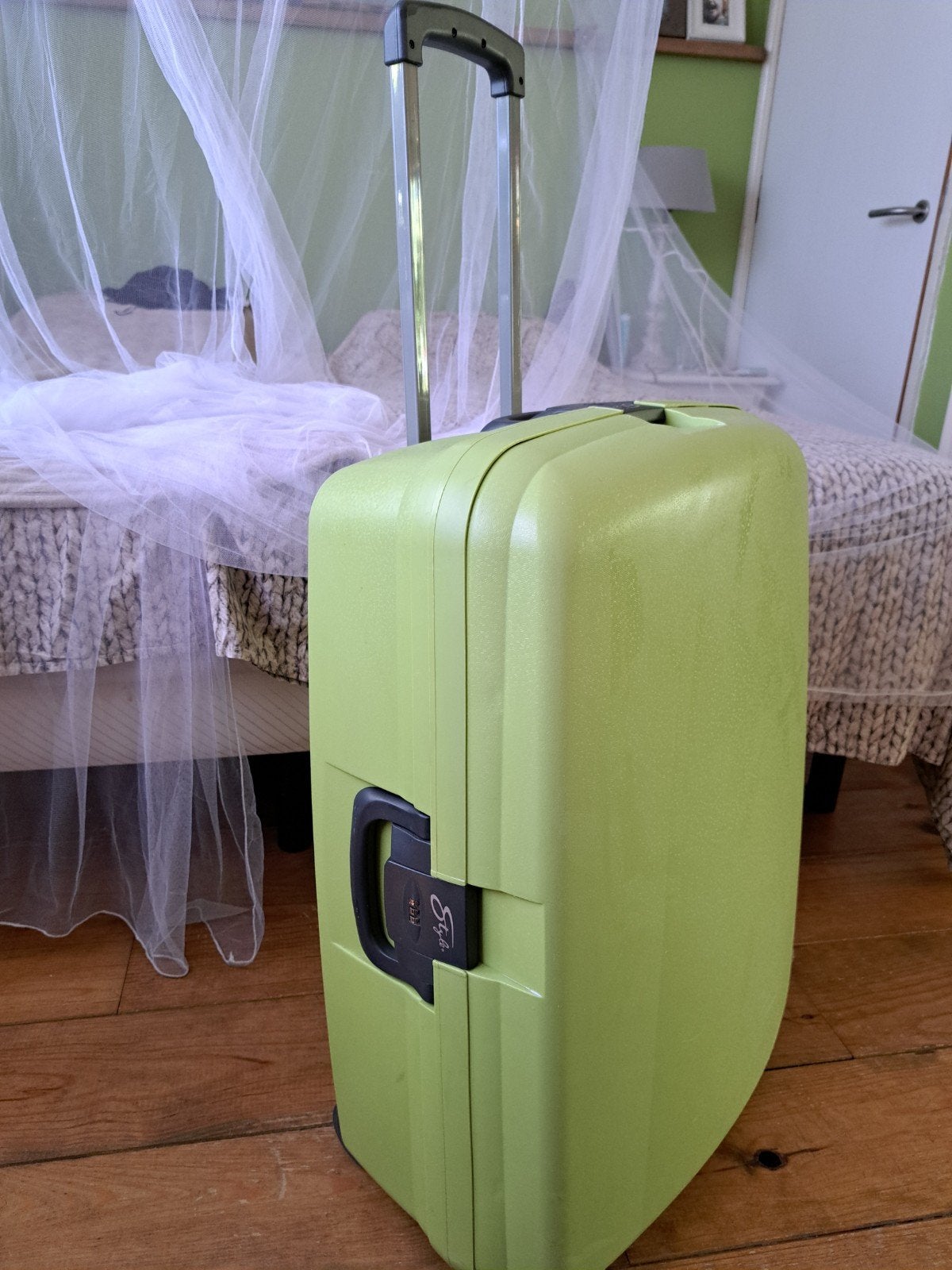 Groene kofferset -2 koffers, Gebruikt, Hard kunststof, 45 tot 55 cm, 70 cm of meer