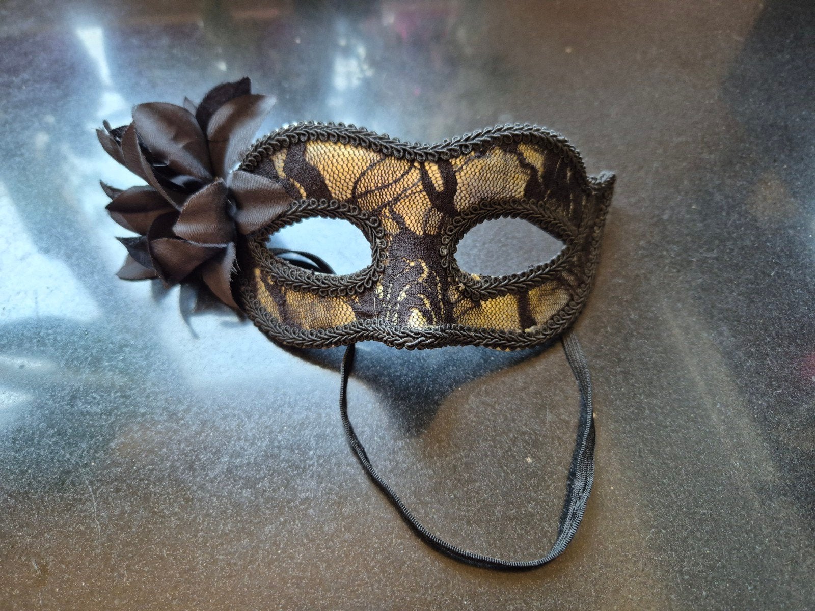 Zwartkant Veneziaans masker met bloem, Ophalen of Verzenden, Gebruikt, Accessoires