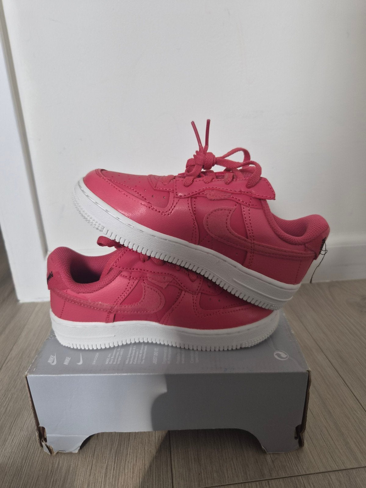 Roze Nike Air Force 1 sneakers maat 28, Jongen of Meisje, Schoenen, Nieuw, Ophalen of Verzenden