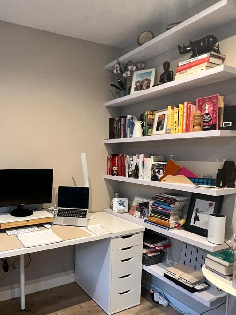 Six white wall mounted shelves, Verzenden, Zo goed als nieuw