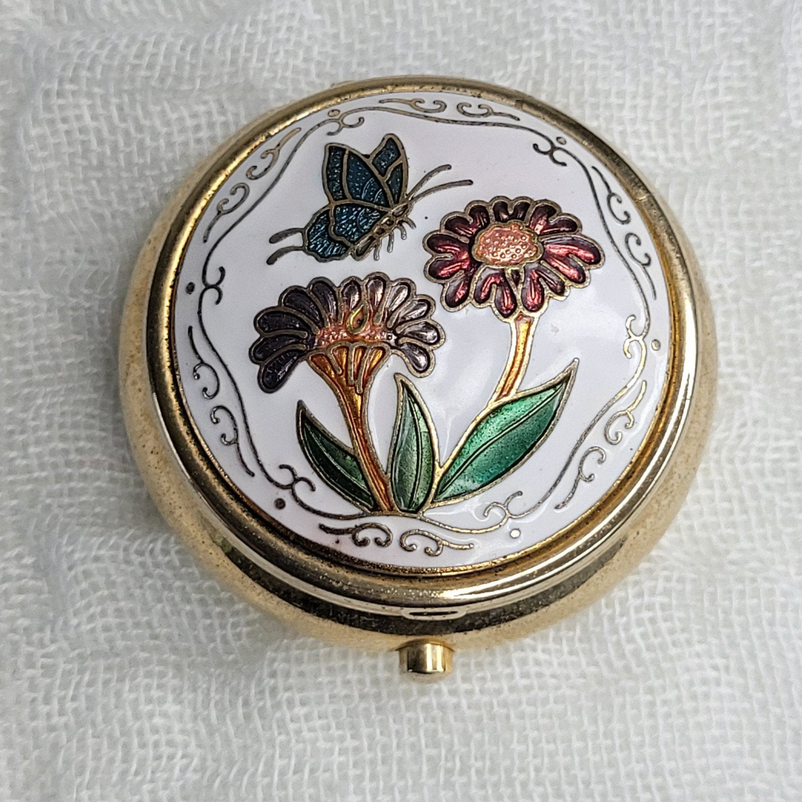 Pillendoos cloisonne emaille rond bloemen vlinder 4 cm, Sieraden, Tassen en Uiterlijk, Ophalen of Verzenden, Zo goed als nieuw