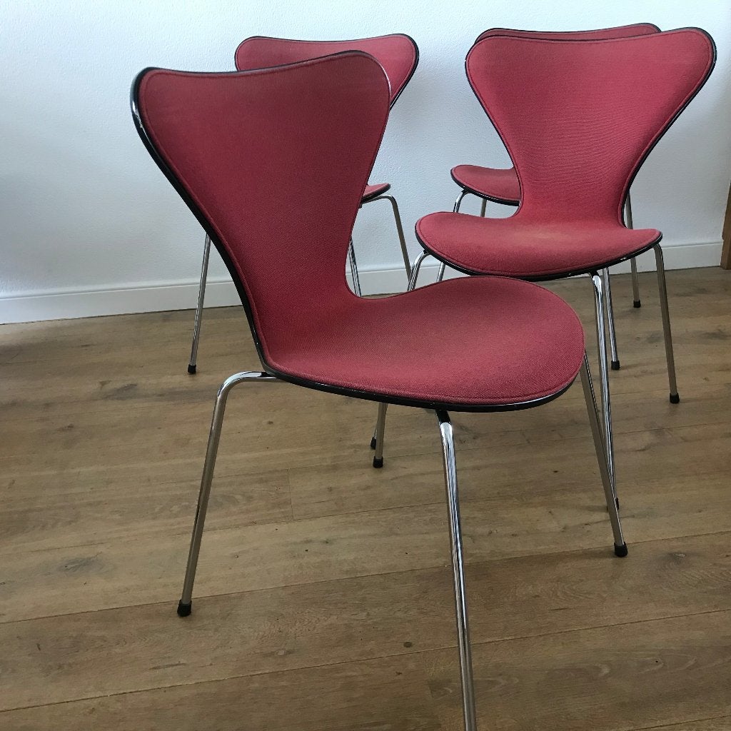 4 Fritz Hansen 3107 vlinder stoel gestoffeerd zwart rood, Huis en Inrichting, Gebruikt, Ophalen of Verzenden, Nvt, Eén