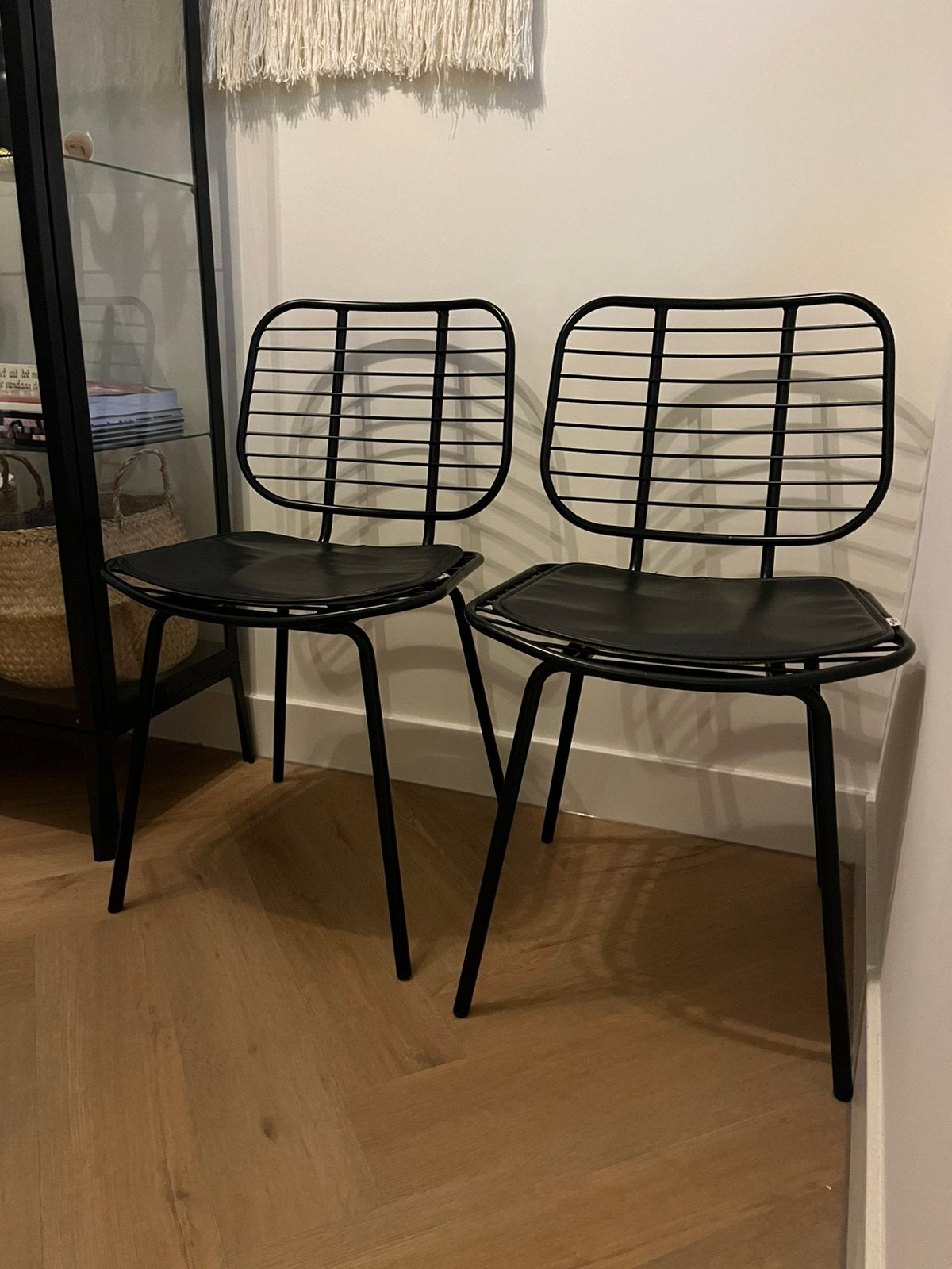 Eetkamerstoelen - zwart metaal - 4 stuks aanwezig, Huis en Inrichting, Ophalen, Zwart, Zo goed als nieuw, Vier